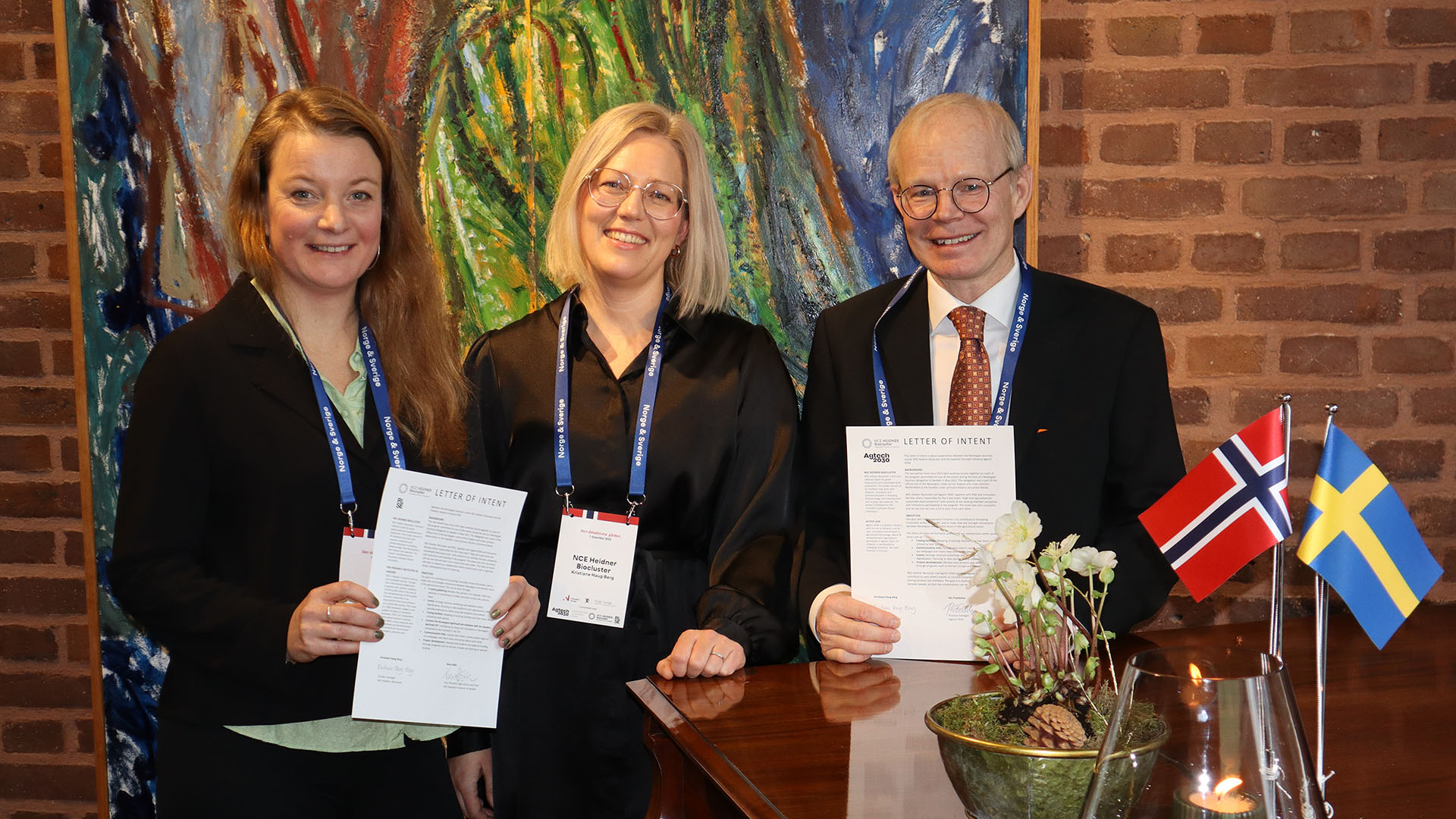 Klara Båt vid RISE, Kristiane Haug Berg vid NCE Heidner Biocluster och Per Frankelius vid Agtech 2030. De står med Letter of Intent i händerna efter signering. 