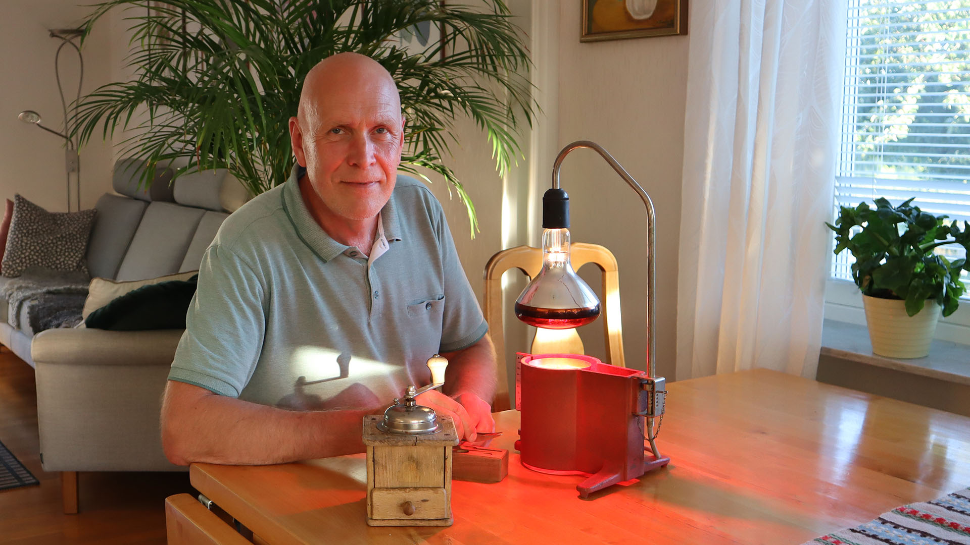 Henric Andersson vid ett bord med en kaffekvarn och Agatlampa