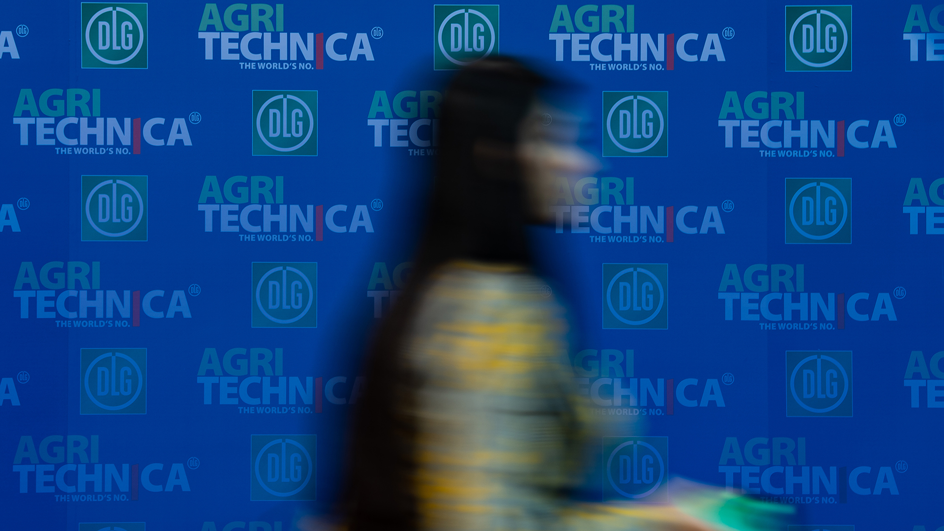 Kvinna oskärpa framför Agritechnica